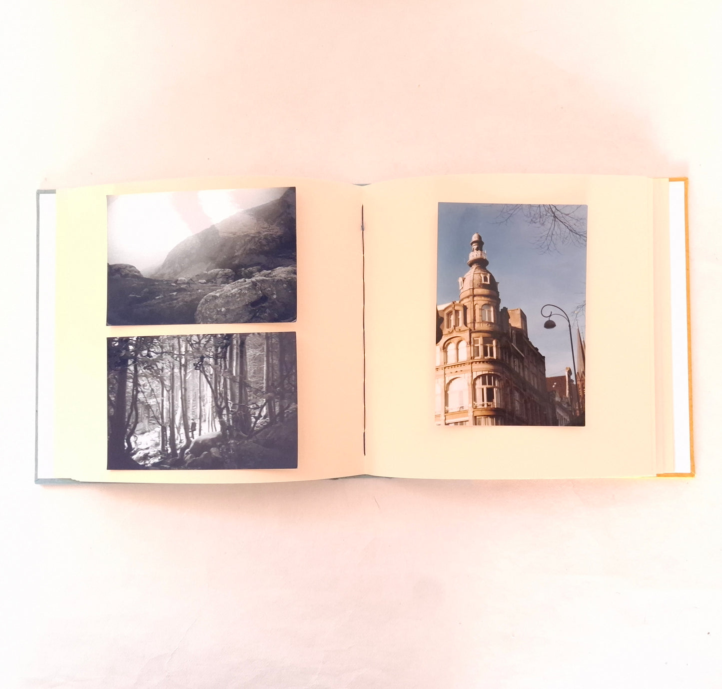 Album nascita con barca origami in rosso, celeste e miele