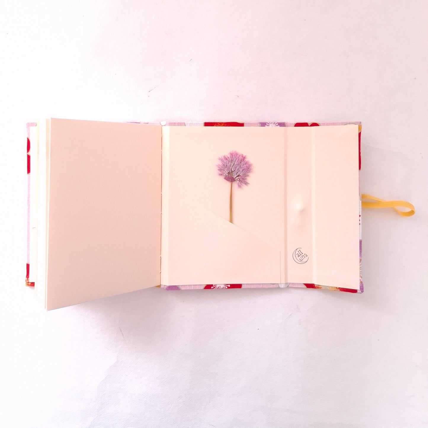 Diario di Viaggio in tessuto Giapponese con fiori di Ciliegio in rosa, rosso e miele
