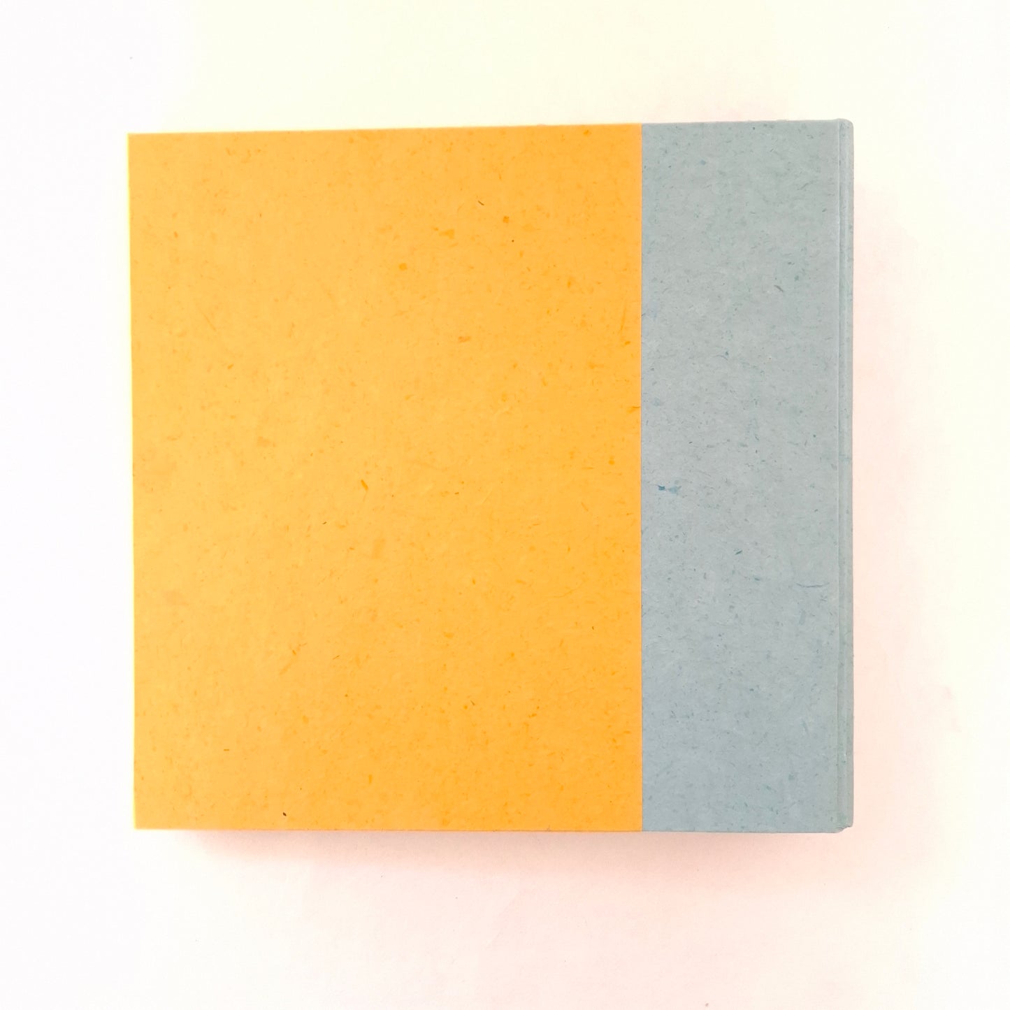 Album nascita con barca origami in rosso, celeste e miele