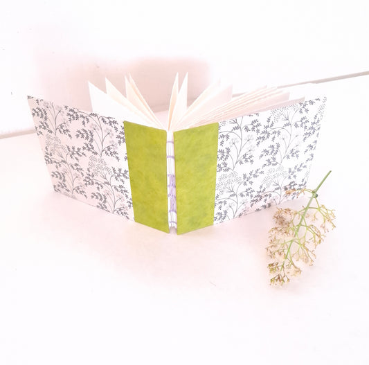 Diario per acquerello con stampa botanica in bianco, nero e verde pera
