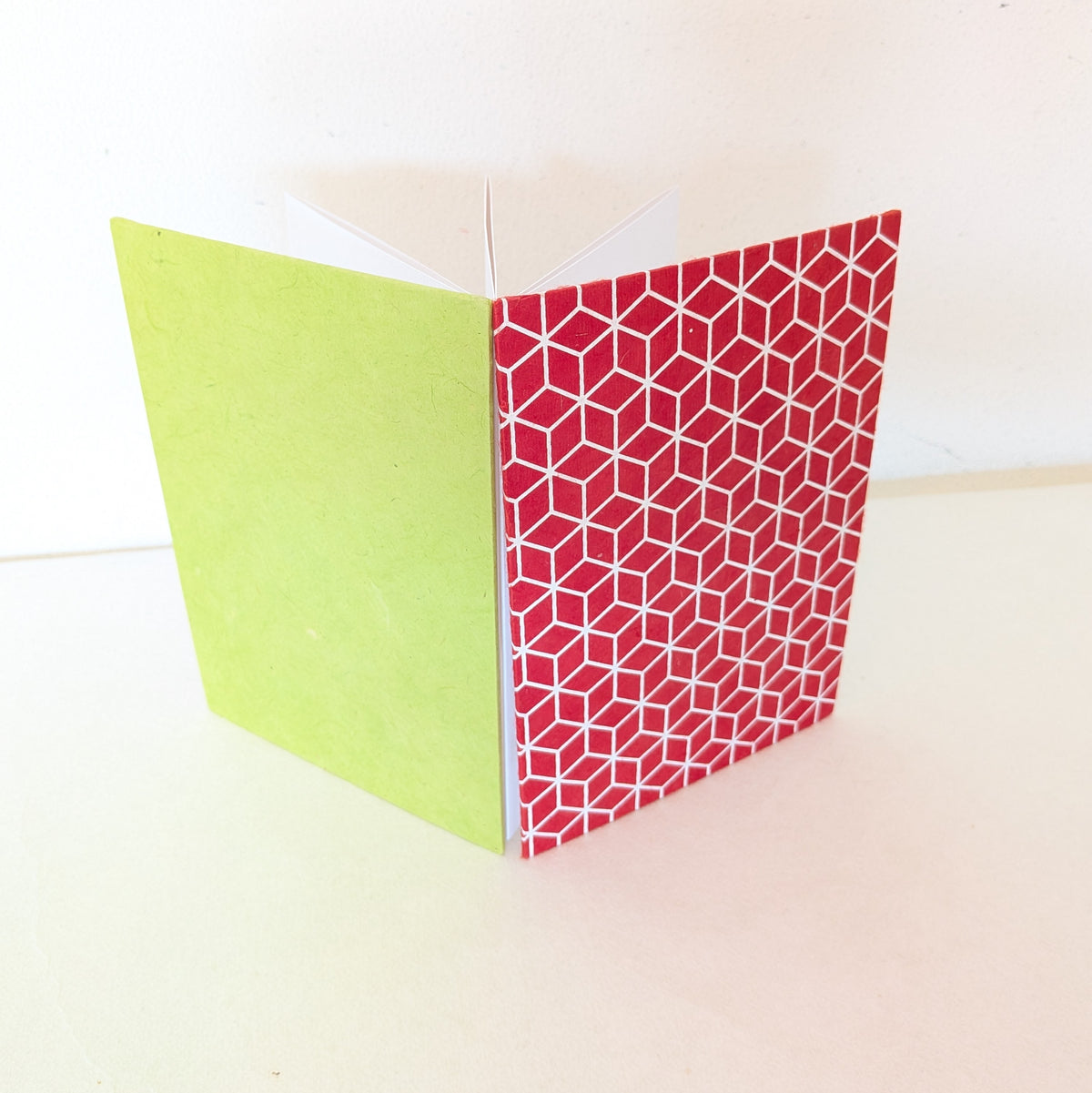 Album a fisarmonica rettangolare con pattern geometrico in rosso