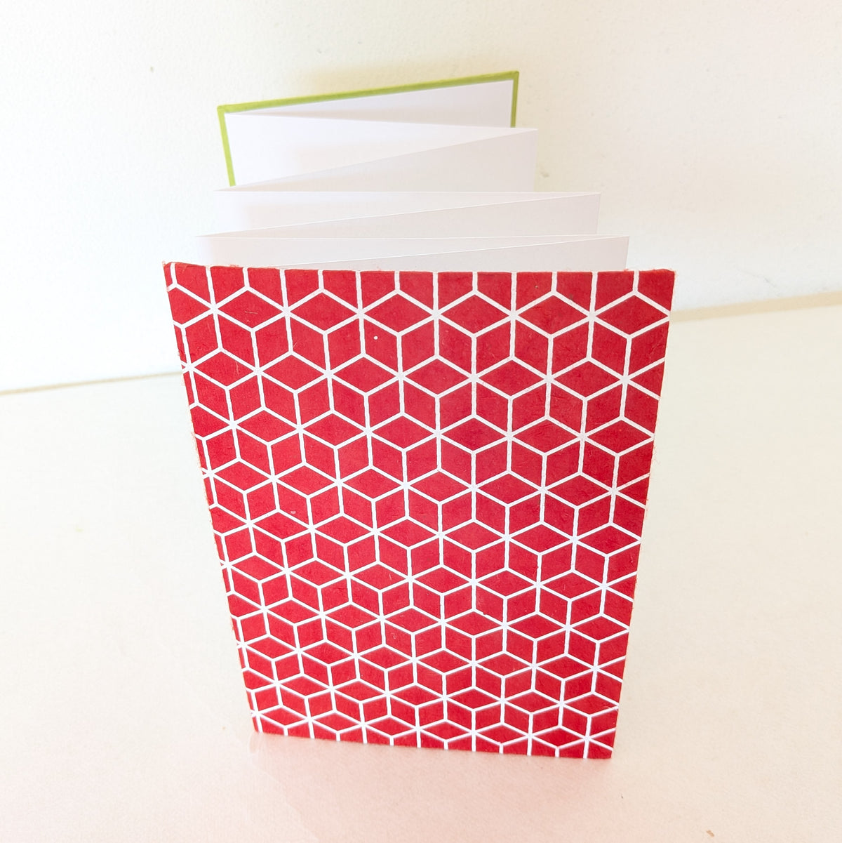 Album a fisarmonica rettangolare con pattern geometrico in rosso
