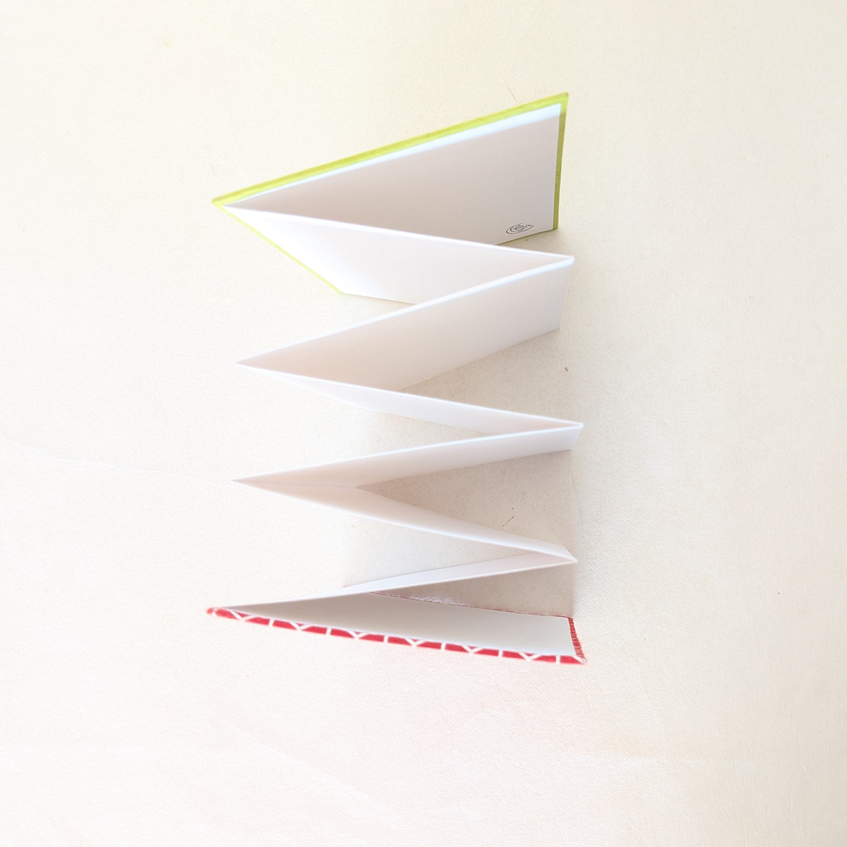 Album a fisarmonica rettangolare con pattern geometrico in rosso