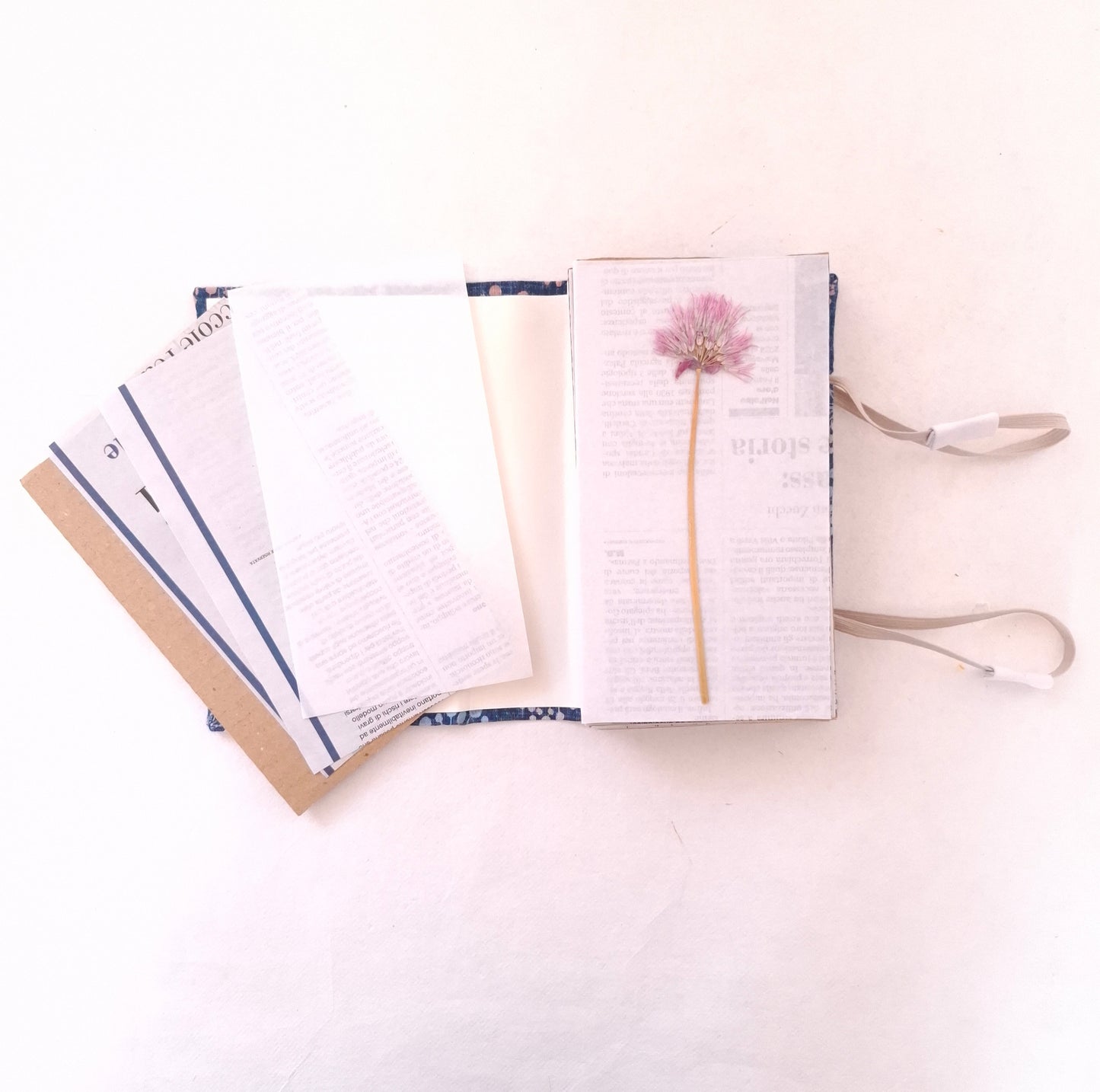 Pressa per fiori da viaggio con fodera in tessuto floreale Giapponese blu
