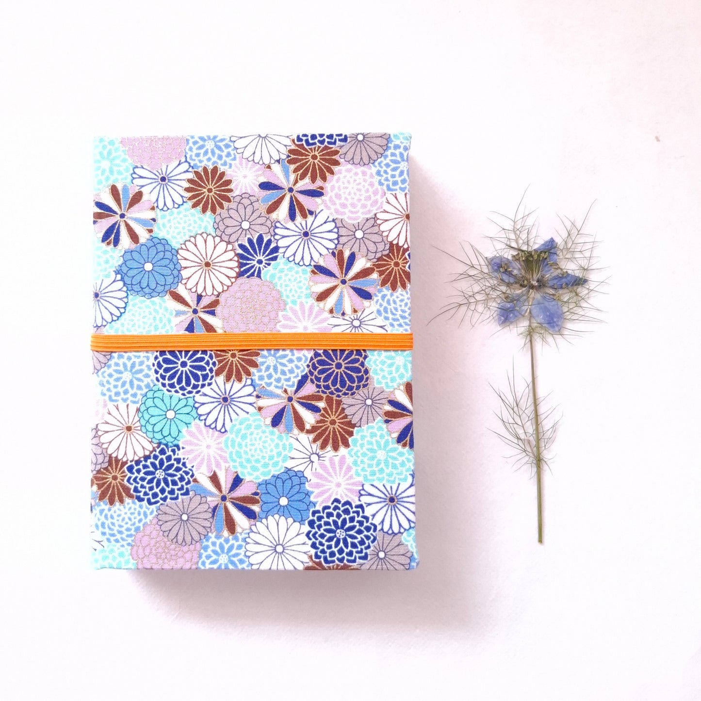Diario di Viaggio in tessuto floreale Giapponese in azzurro e arancio