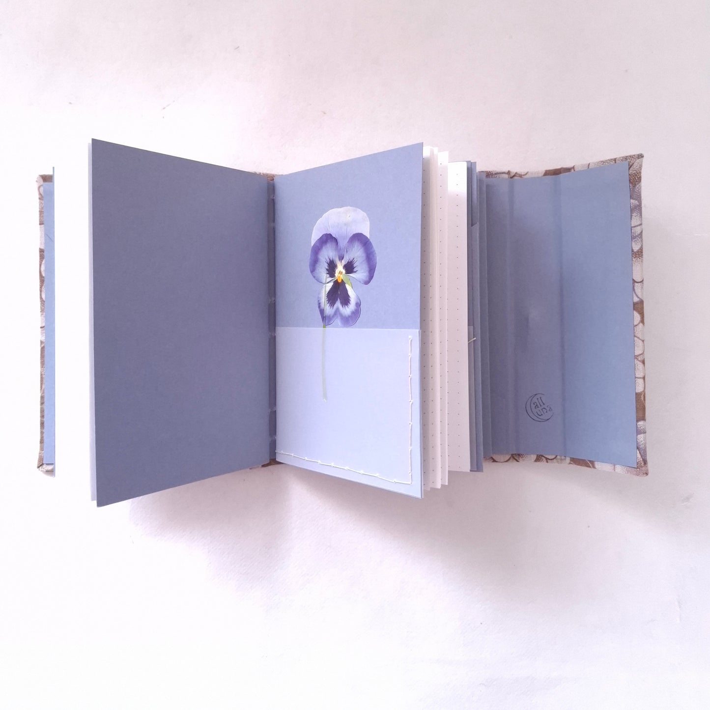 Diario di Viaggio in tessuto floreale Giapponese con Crisantemi in malva e beige