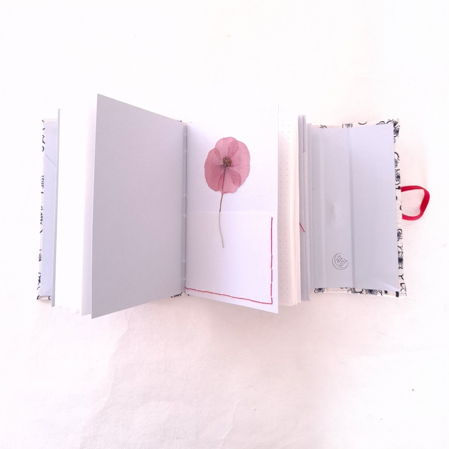Diario di Viaggio in tessuto Giapponese con fiori di Ciliegio in bianco e nero