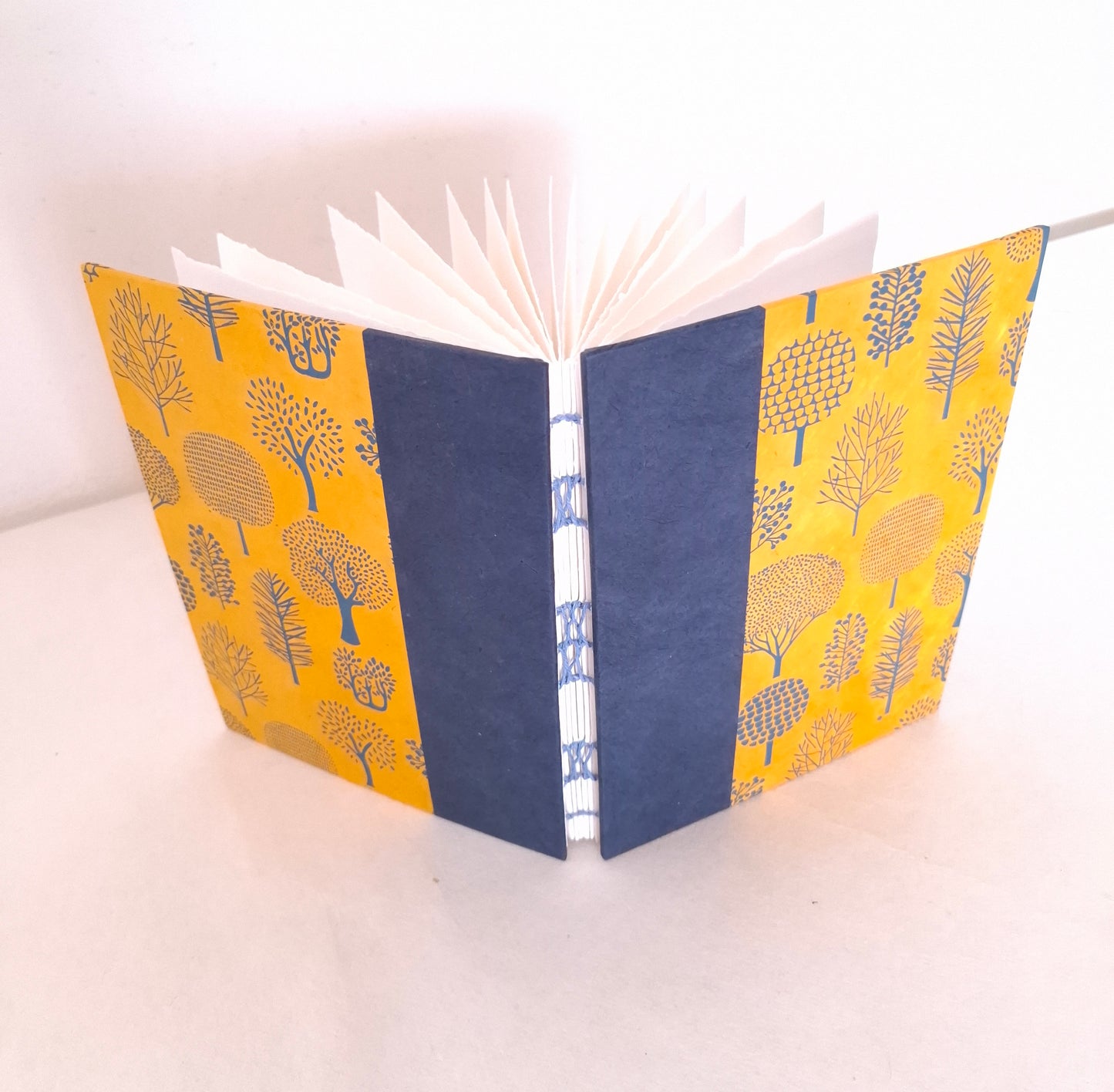 Carnet per acquerello con alberi in miele e blu