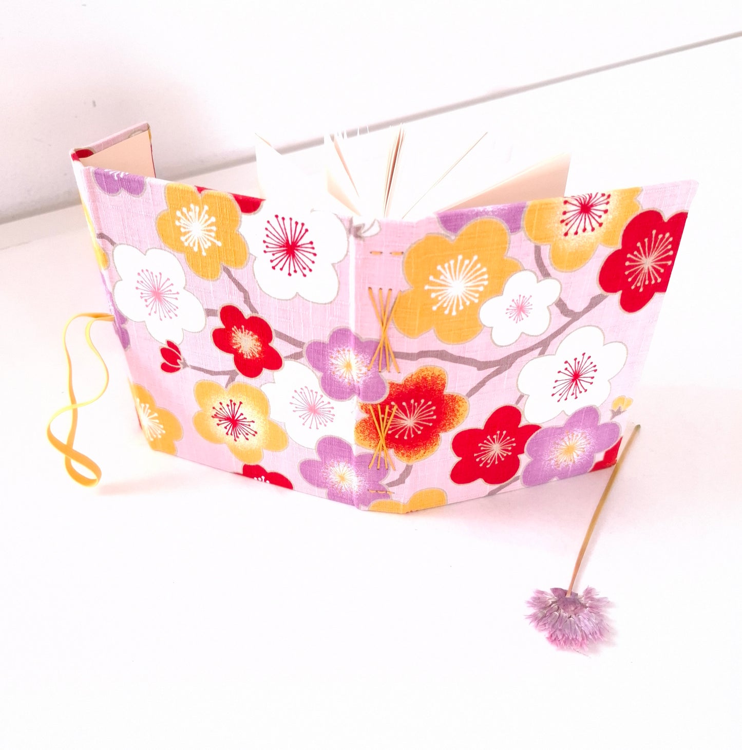 Diario di Viaggio in tessuto Giapponese con fiori di Ciliegio in rosa, rosso e miele