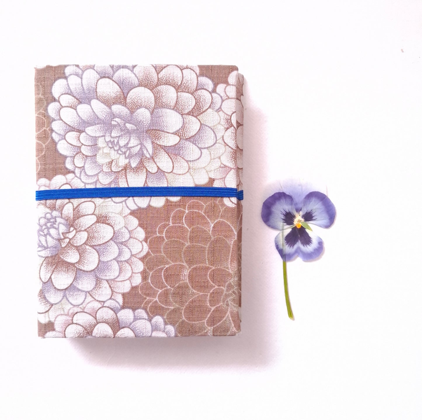 Diario di Viaggio in tessuto floreale Giapponese con Crisantemi in malva e beige